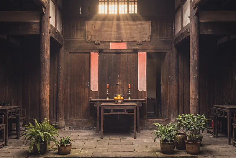 四川老宅的木构厅堂中,悬挂着雕花匾额,两侧贴着红色对联,暖光映照