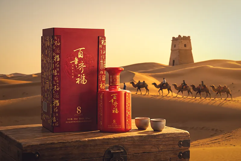 夕阳下驼队穿过金色沙丘,远处是古代烽燧